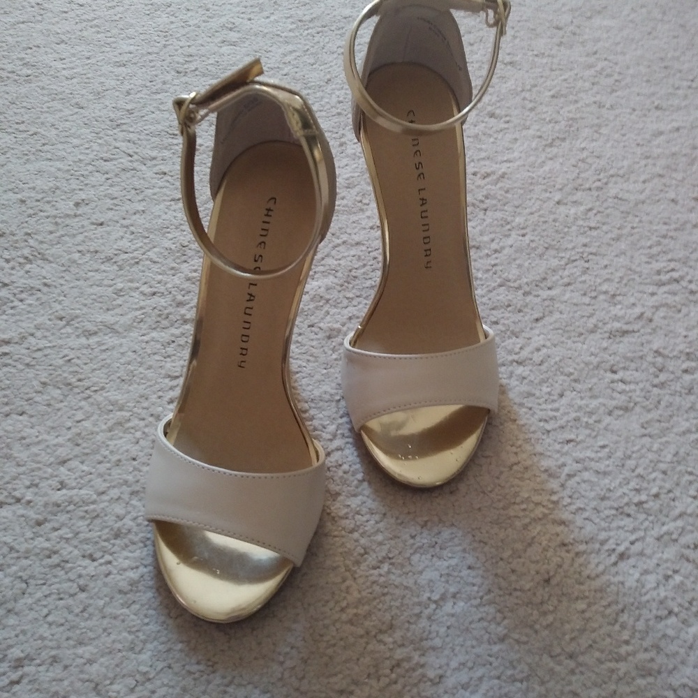 Chinese laundry ankle strap sandal 5.5